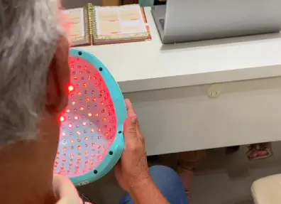 Paciente em sessão de fotobiomodulação