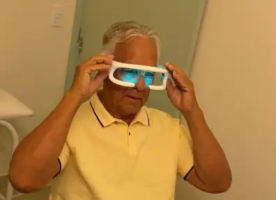 Paciente em terapia com óculos de fototerapia